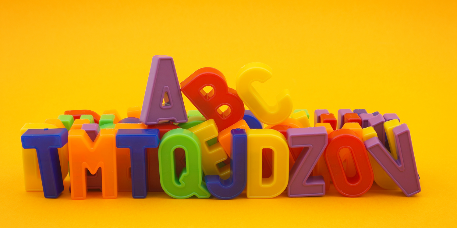 canva Man sieht das ABC. Die einzelnen Buchstaben bilden dabei kein Wort, sondern liegen durcheinander auf einem Haufen