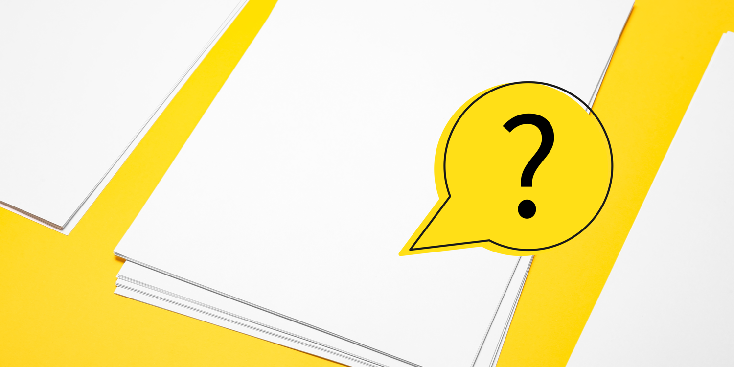 canva Einige Papierblätter sind zu sehen. Im Vordergrund sieht man eine Sprechblase in der sich ein Fragezeichen befindet.