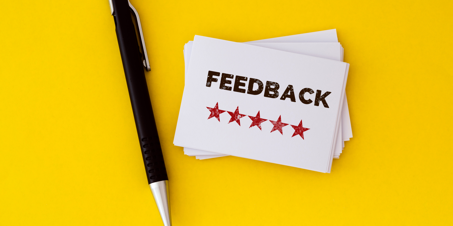 canva Ein Kugelschreiber und ein Zettel auf dem 'Feedback' steht und 5 Sterne zu sehen sind.