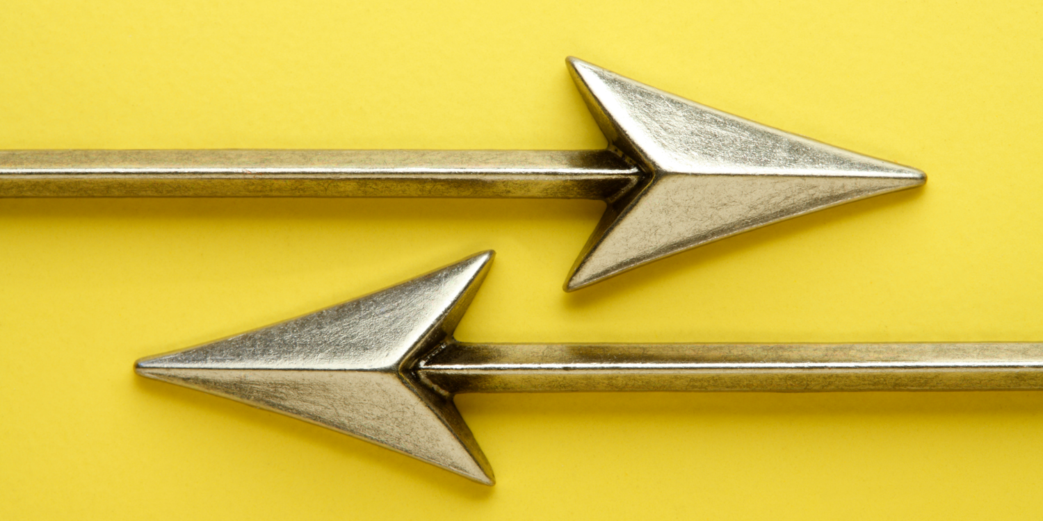 canva zwei Metallpfeile schauen in die entgegengesetzte Richtung