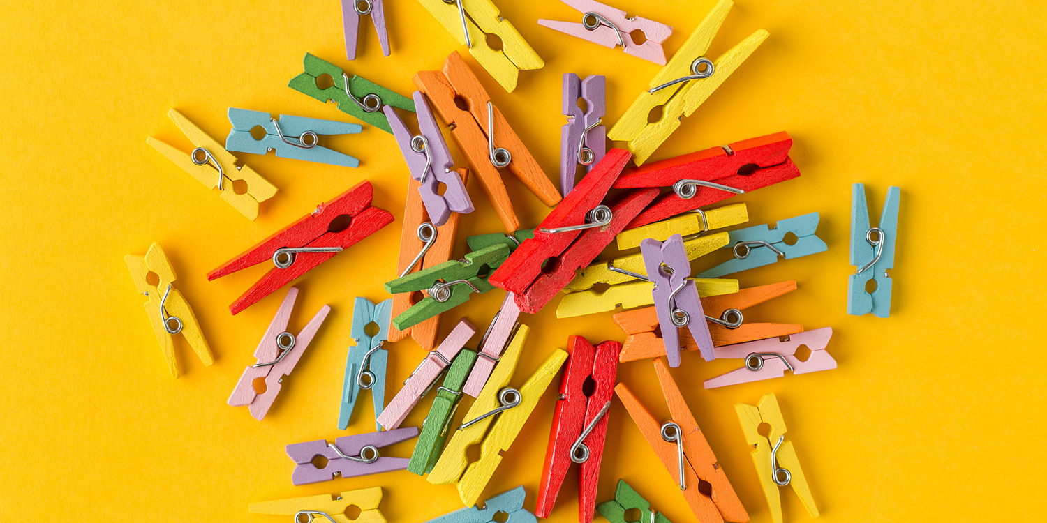 Wäscheklammernspiel / canva viele bunte Wäscheklammern liegen auf einem Haufen